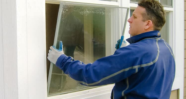 Man byter isolerglas i fönster