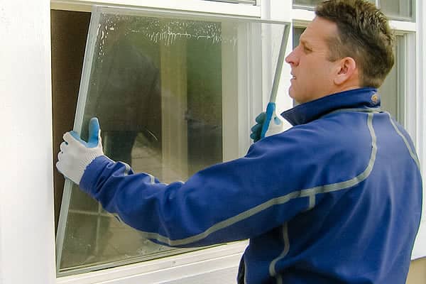 Man byter isolerglas i fönster. Minska energiförbrukningen och förbättra komforten