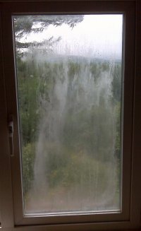 utvändig kondens fönster