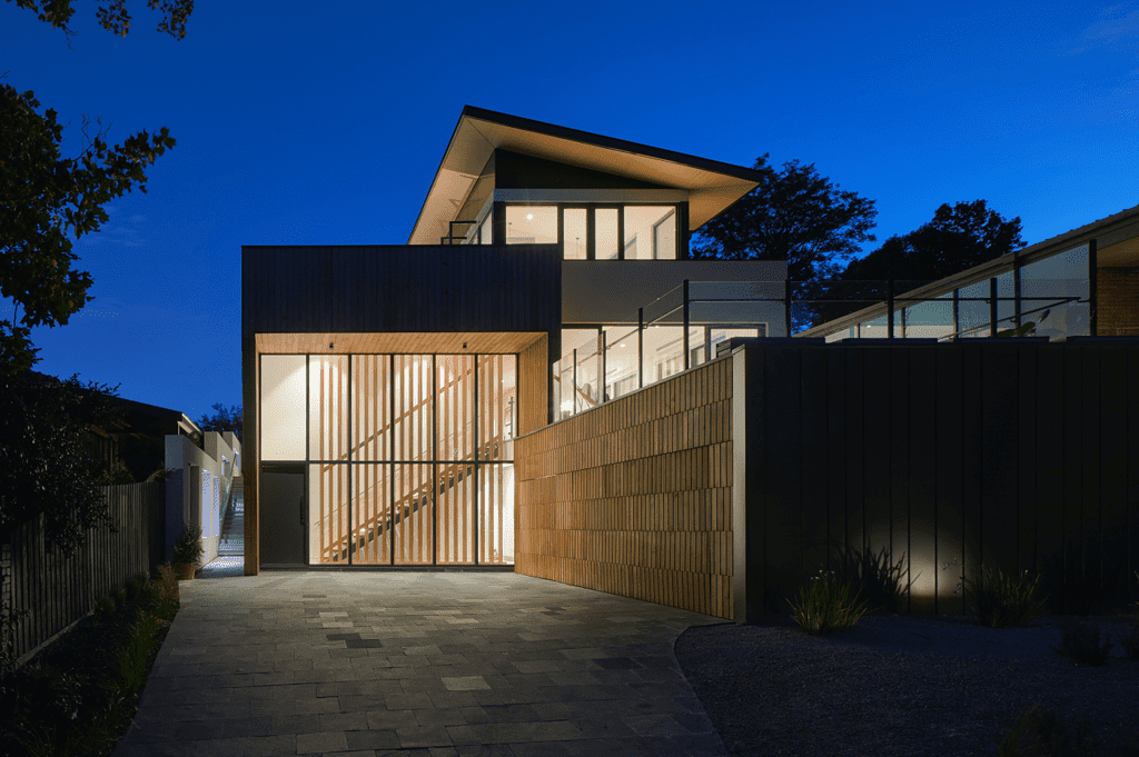 Modernt designhus med skjutdörrar nattid