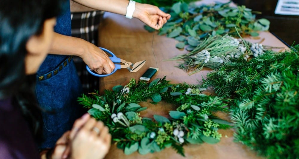 blomsterkrans vid fönster