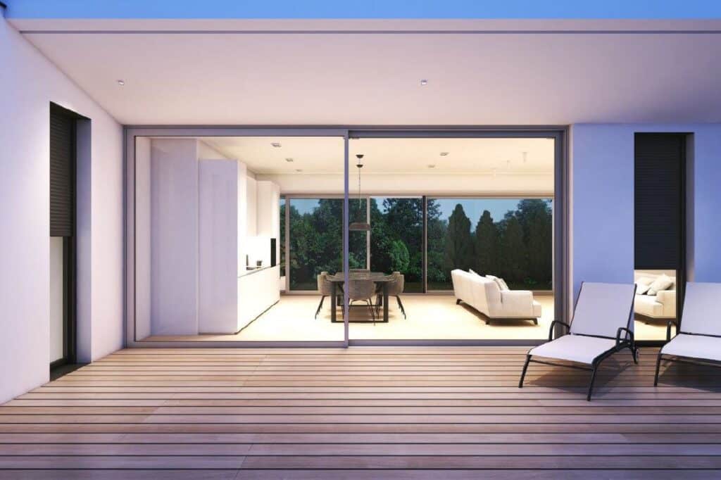 Vinterisolerad skjutdörr i aluminium installerad i modern villa